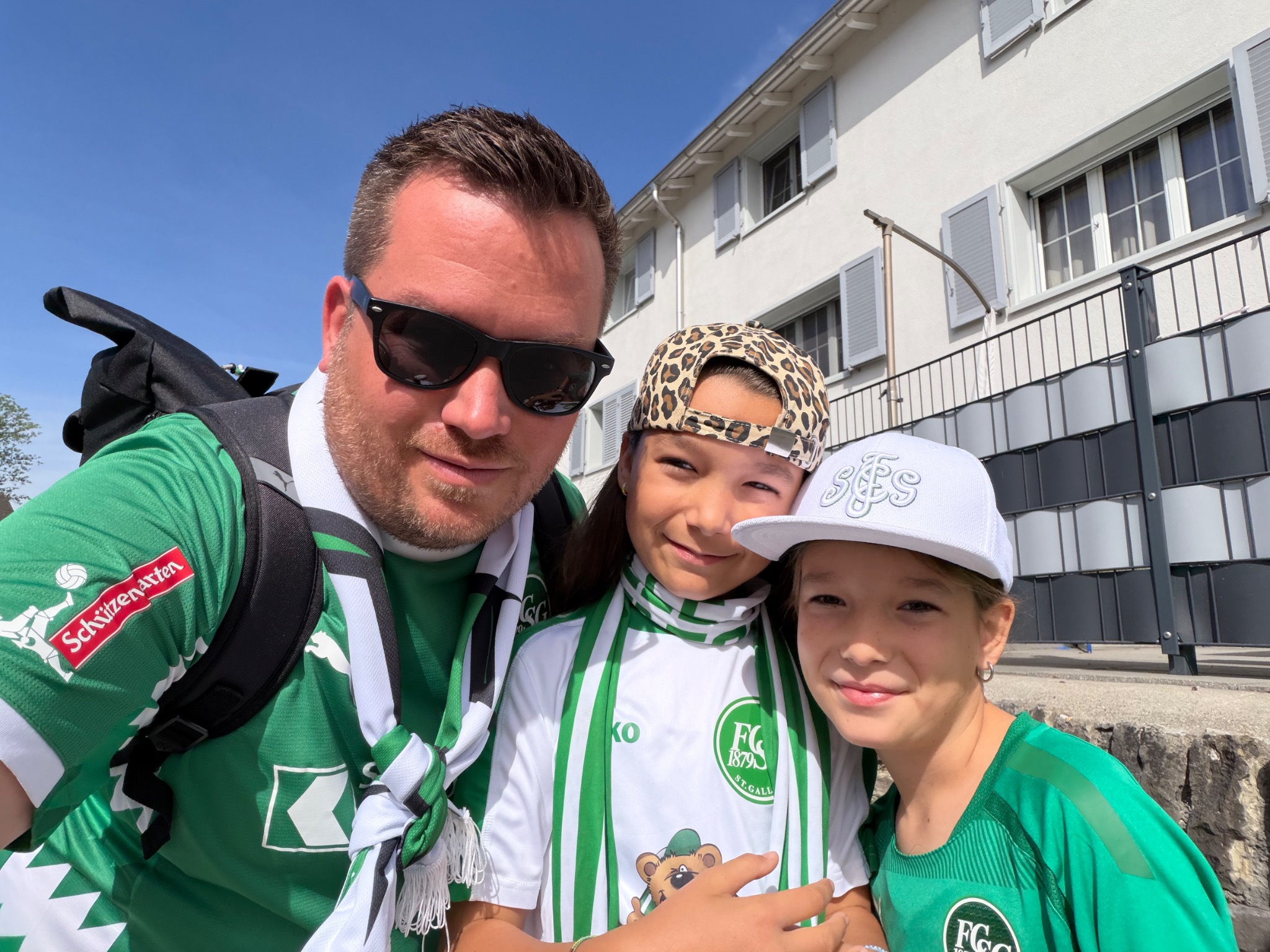 Phil mit Kindern im FCSG-Outfit