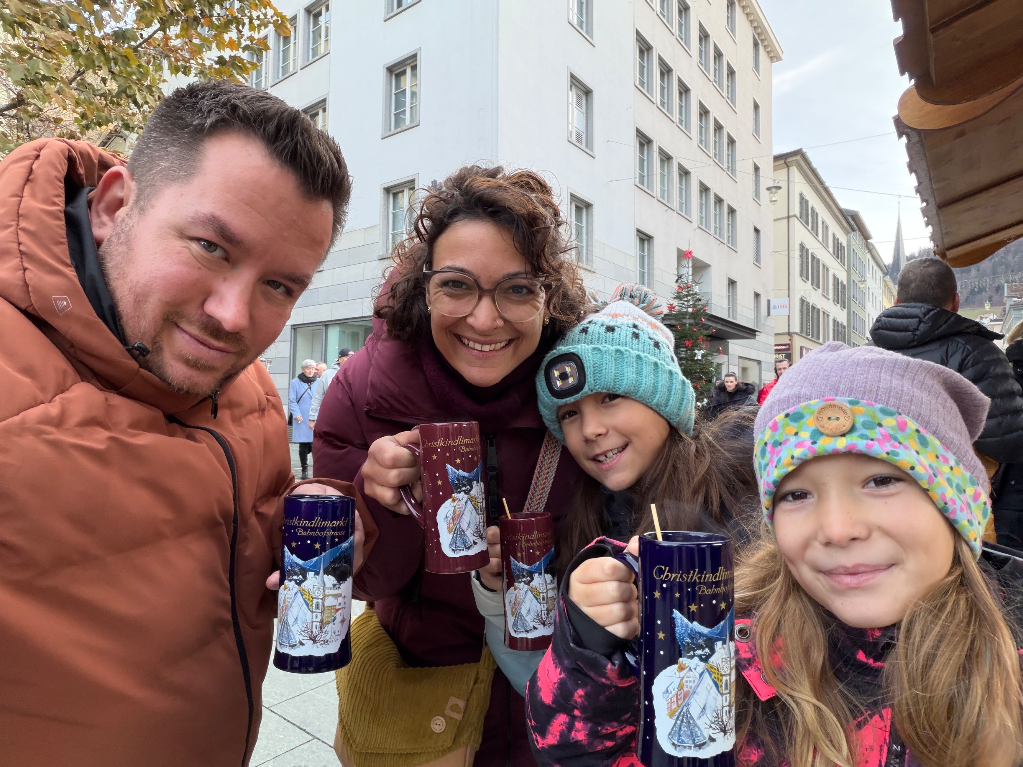 Phil mit Familie am Weihnachtsmarkt